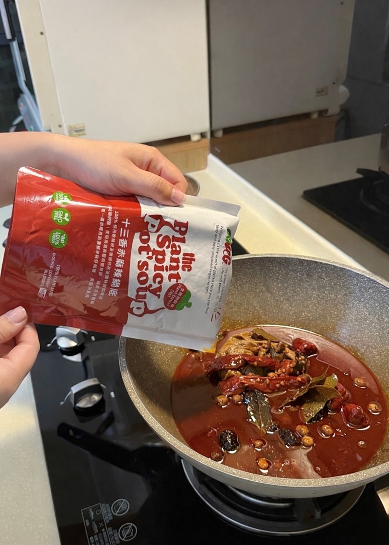 女人知己試用大隊,口碑行銷,部落客行銷,草食研 十三香赤麻辣鍋底包,麻辣鍋,鍋底包,火鍋,素食,蔬食,大哉良食,草食研,Vegan,可以喝湯的麻辣鍋
